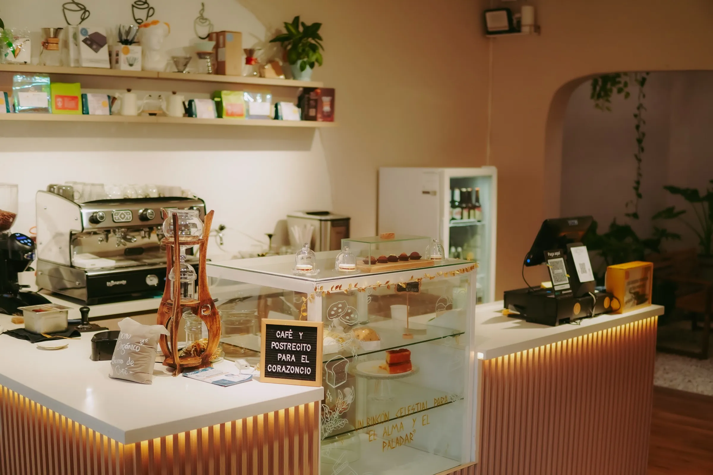 Barra de CAELUS con la máquina de espresso y la vitrina de repostería