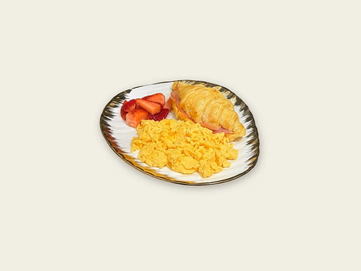 Combo Caelus: croissant de jamón y queso con huevos revueltos y fresas