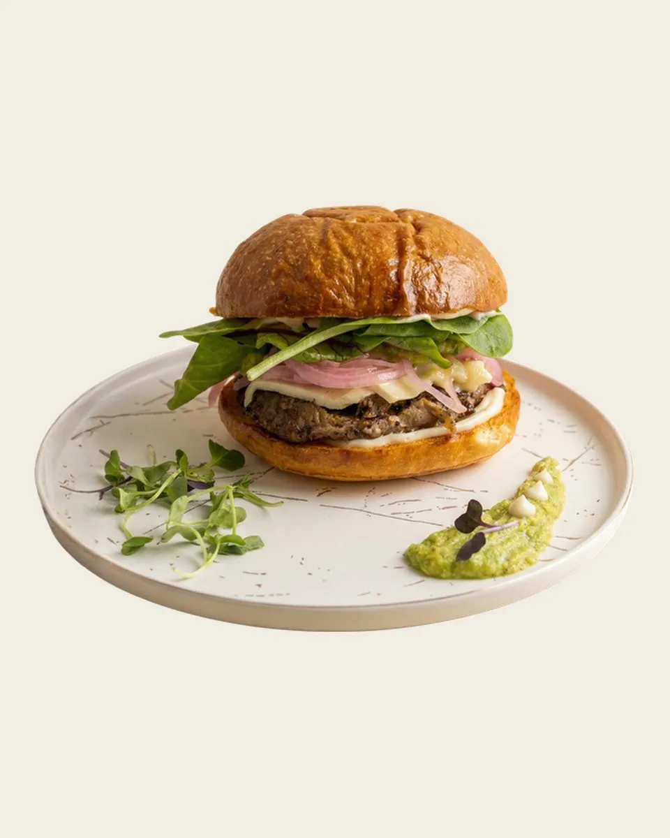 Brisket Celestial en pan brioche con guacamole y papas chips