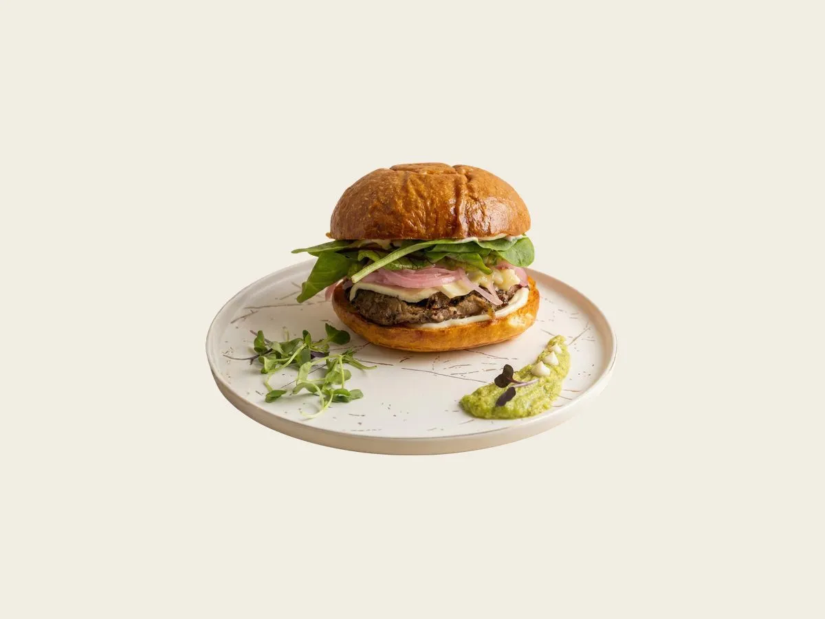 Brisket Celestial en pan brioche con guacamole y papas chips