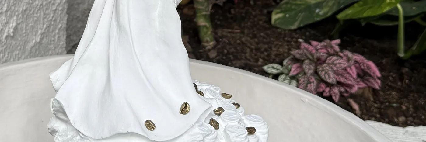 Granos de café dorados posados sobre la base de piedra blanca de la fuente