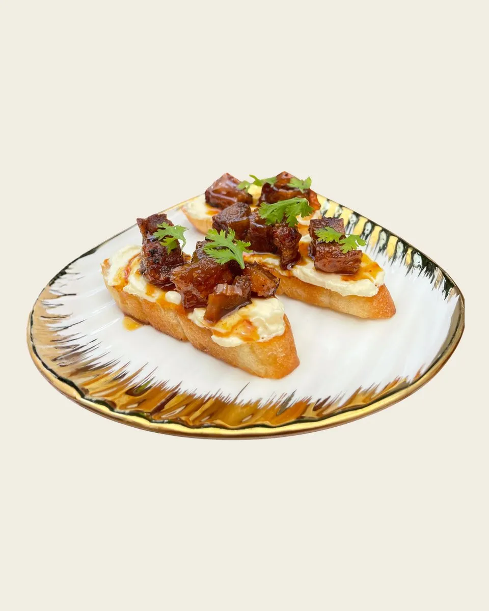 Bocados de Apolo: baguette con queso crema y chicharrón dulce