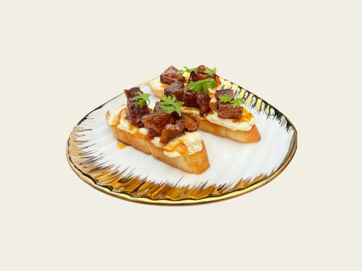 Bocados de Apolo: baguette con queso crema y chicharrón dulce