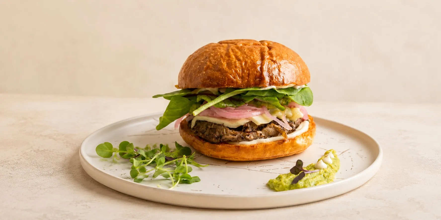 Sandwich de cerdo desmechado en pan brioche