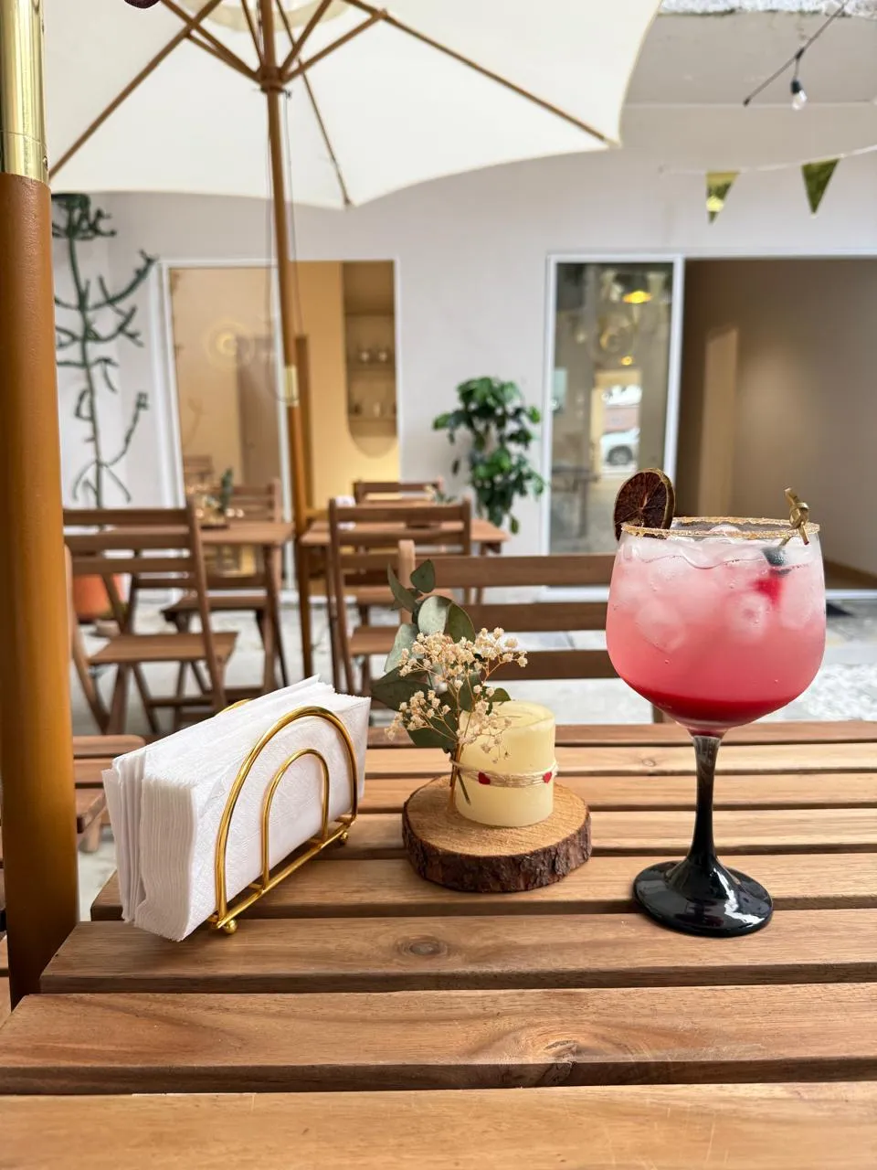 Copa de soda de frutos rojos en una mesa del salón