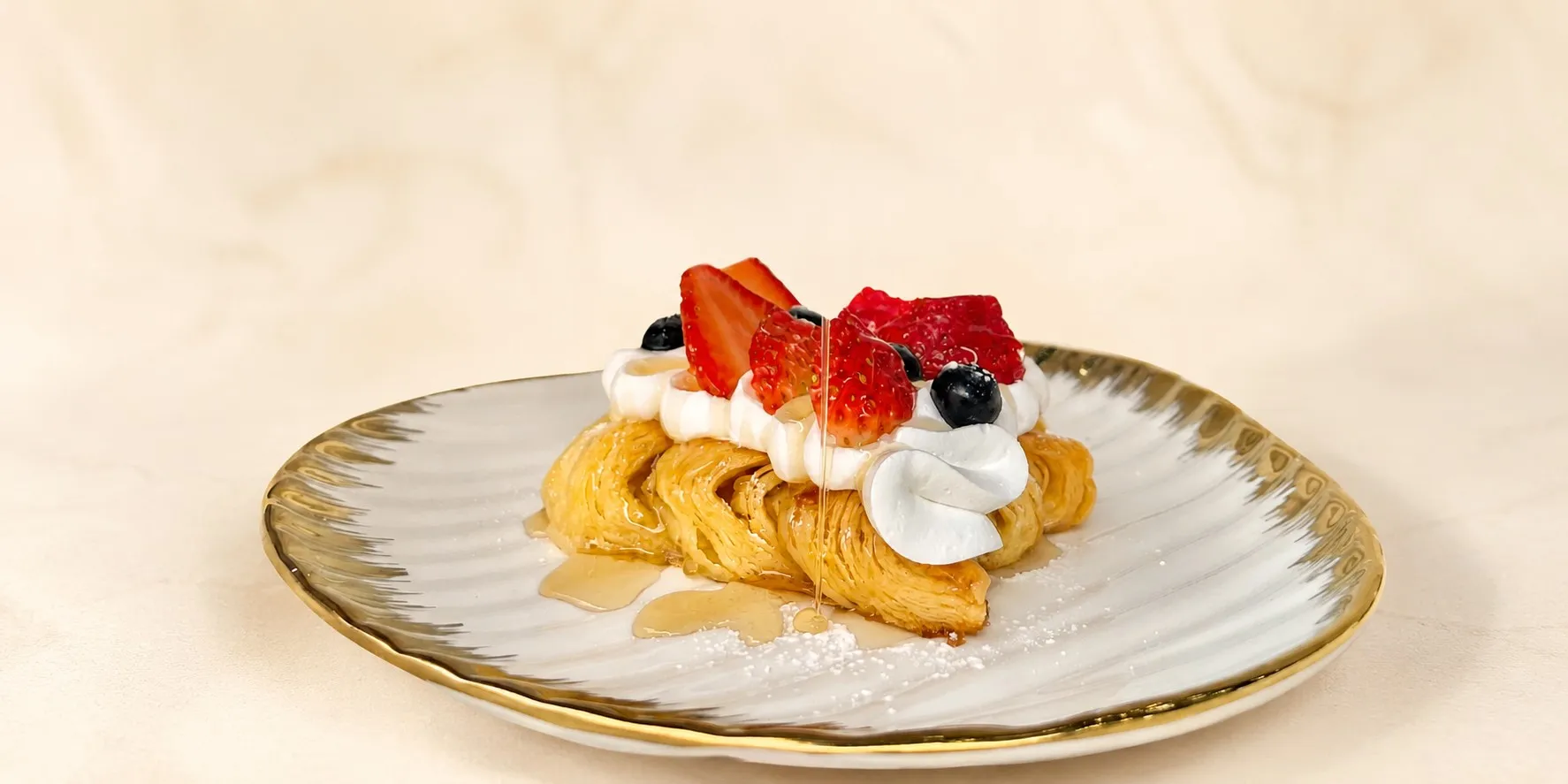 Waffle con frutos rojos y crema