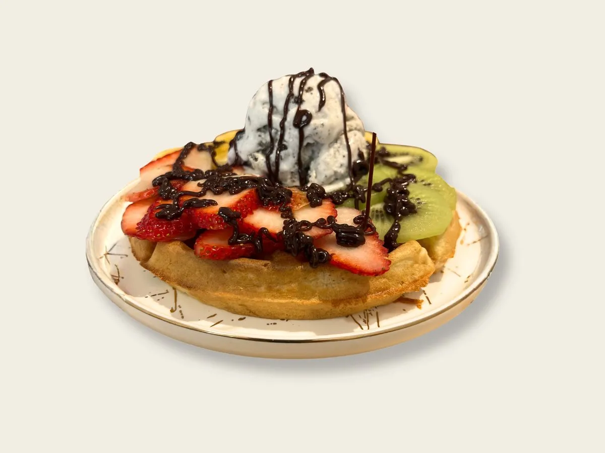 Waffle Frutos Salvajes con helado de vainilla, fresas y salsa de chocolate
